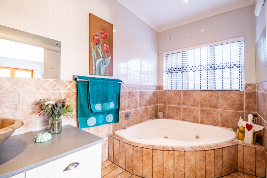 4 Bedroom Property for Sale in Rondebosch East Western Cape